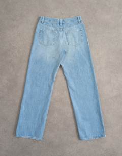 Model wearing Ember low rise relaxed straight jean in bleach - LBLUE