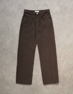 Model wearing Ember low rise straight leg jean in chocolate