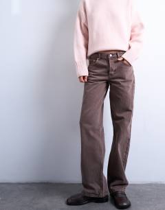 Model wearing Ember low rise straight leg jean in otter