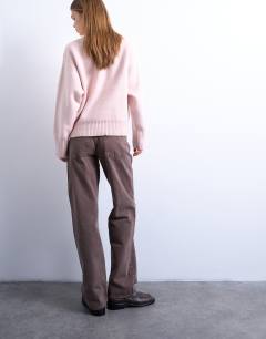 Model wearing Ember low rise straight leg jean in otter