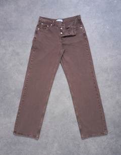 Model wearing Ember low rise straight leg jean in otter