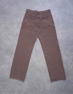 Model wearing Ember low rise straight leg jean in otter