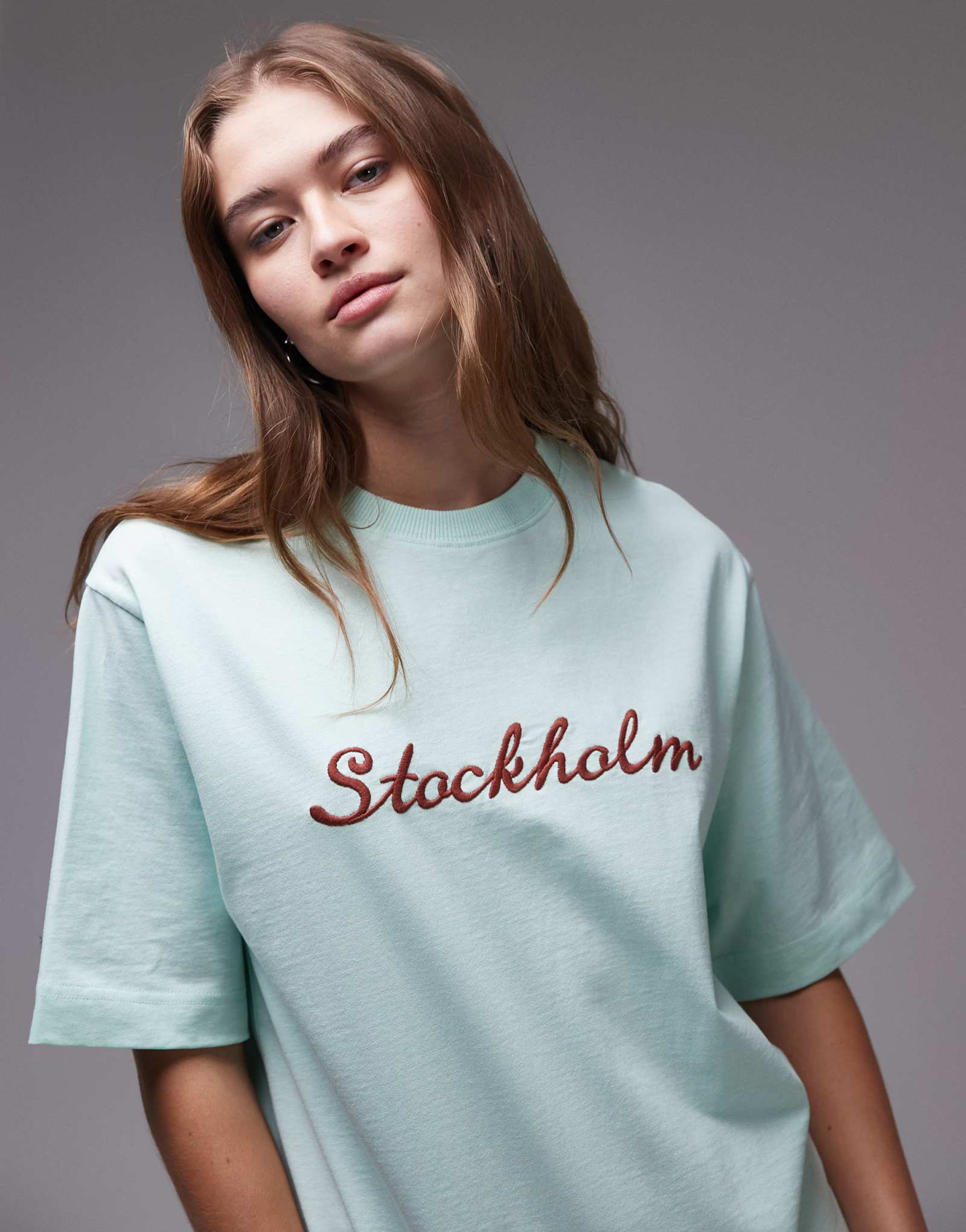 Базовая футболка с коротким рукавом премиум-класса с вышивкой Topshop Stockholm синего цвета
