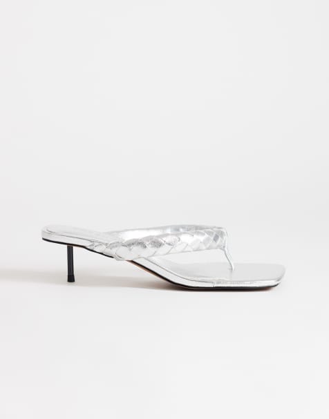 Topshop – Emily – Srebrne plecione sandały japonki na cienkim średnim obcasie - view 1