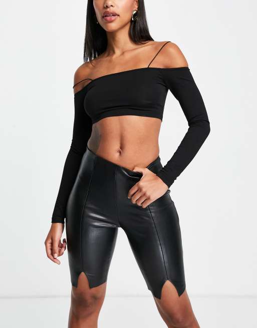 Topshop – Eng geschnittene, kurze Leggings aus Kunstleder in Schwarz mit Schlitzen vorne am Saum