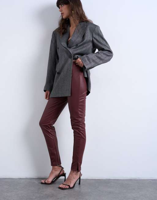 Topshop – Eng geschnittene Röhrenhose aus Kunstleder in Burgunderrot, 2 von 5