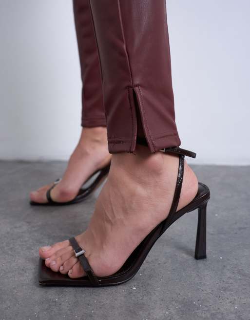 Topshop – Eng geschnittene Röhrenhose aus Kunstleder in Burgunderrot, 3 von 5