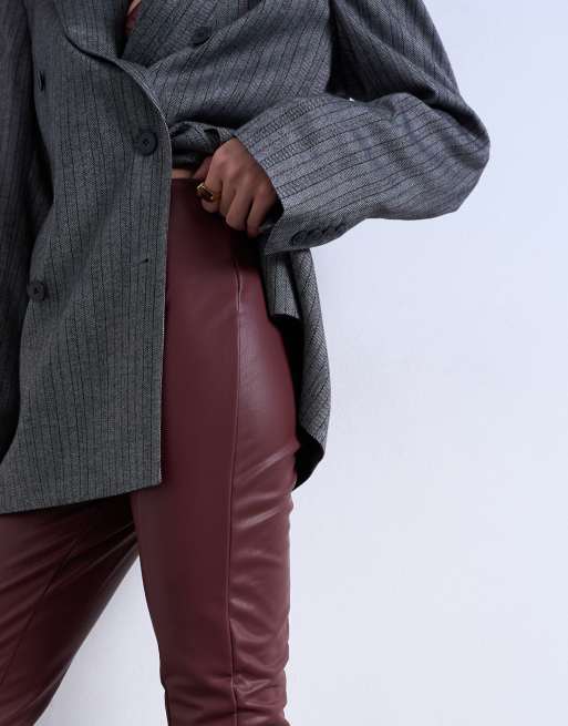Topshop – Eng geschnittene Röhrenhose aus Kunstleder in Burgunderrot, 4 von 5