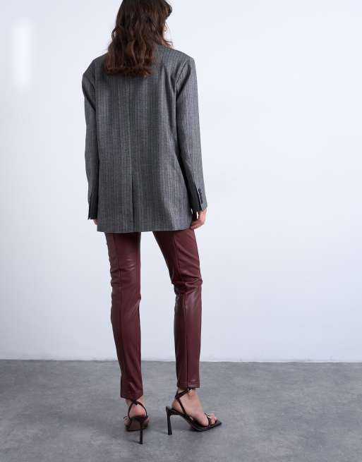 Topshop – Eng geschnittene Röhrenhose aus Kunstleder in Burgunderrot, 5 von 5