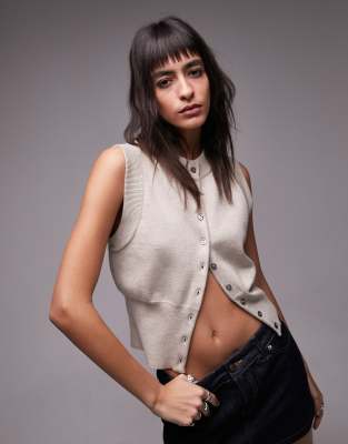 Topshop - Engmaschig gestricktes Tanktop in Hellbeige mit Knopfleiste-Neutral