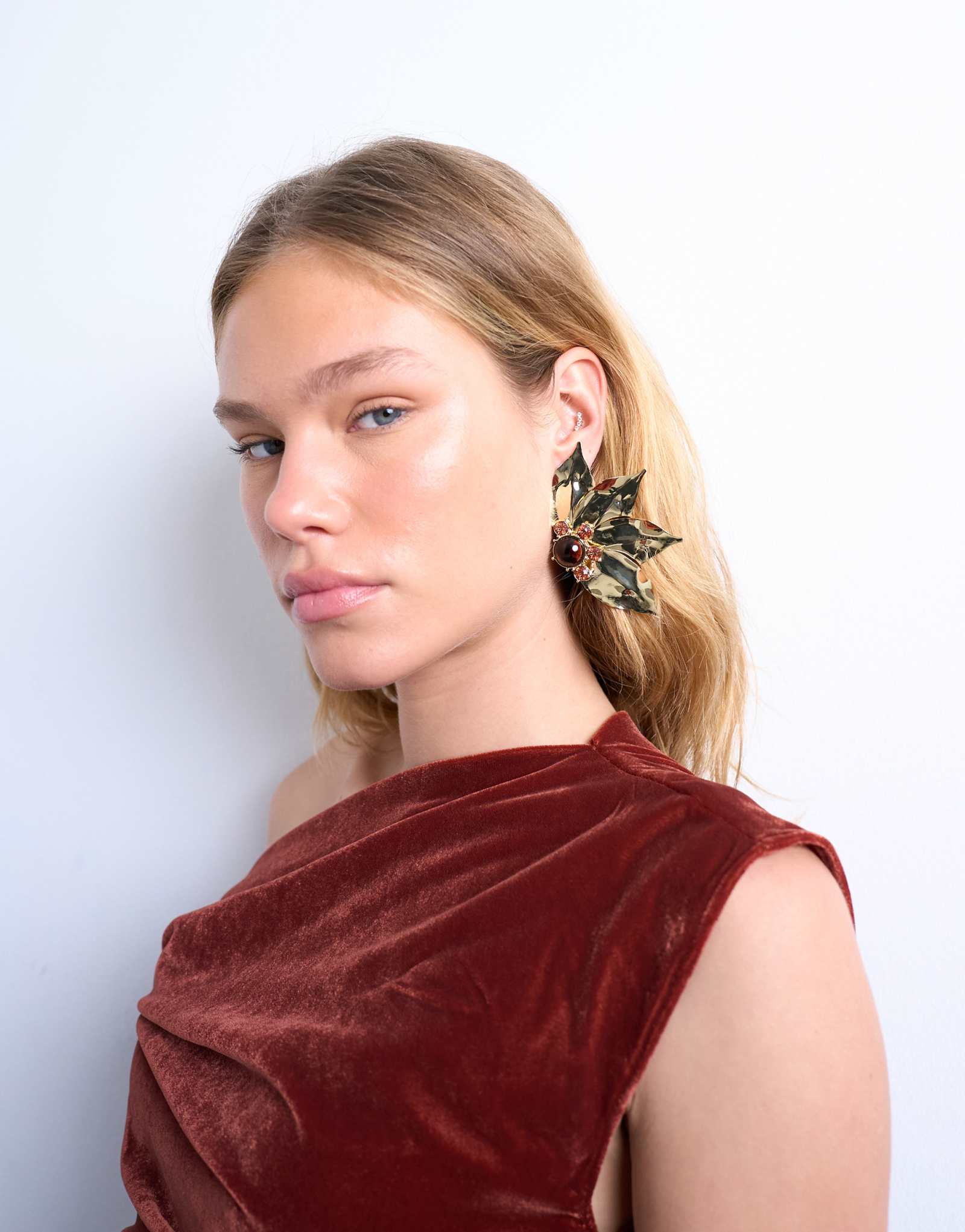 Серьги-гвоздики Topshop Enzo с цветочным рисунком в золотых тонах