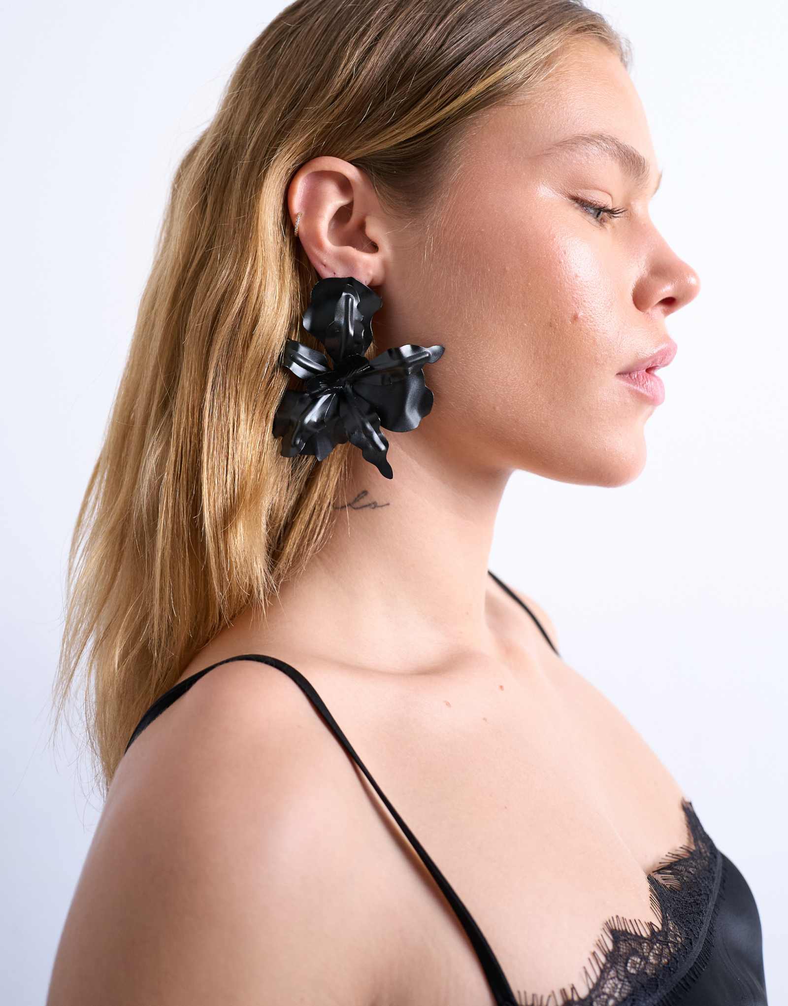 Эффектные серьги-гвоздики с цветочным рисунком от Topshop Erika черного цвета