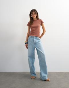Model wearing Everyday tee in baked apple