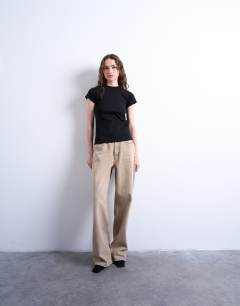 Model wearing Everyday tee in black