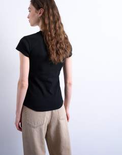 Model wearing Everyday tee in black