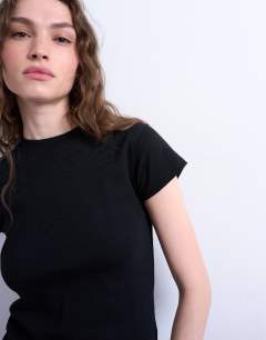 Model wearing Everyday tee in black