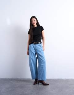 Model wearing Everyday tee in black