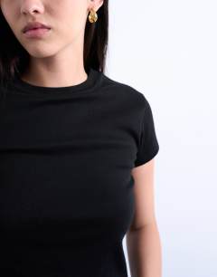 Model wearing Everyday tee in black