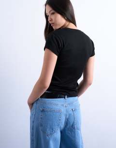 Model wearing Everyday tee in black