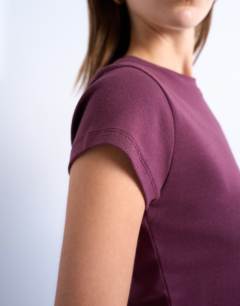 Model wearing Everyday tee in burgundy