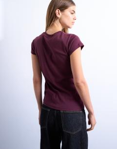 Model wearing Everyday tee in burgundy