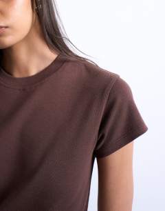 Model wearing Everyday tee in chocolate brown