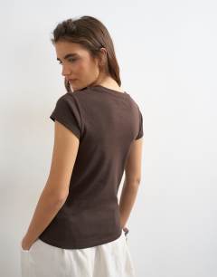 Model wearing Everyday tee in chocolate