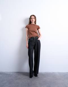 Model wearing Everyday tee in coffee