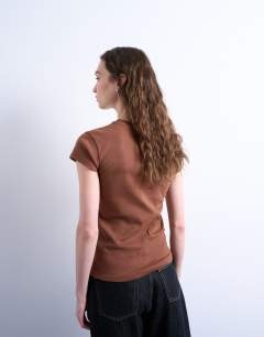 Model wearing Everyday tee in coffee