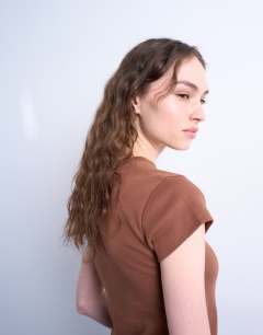 Model wearing Everyday tee in coffee