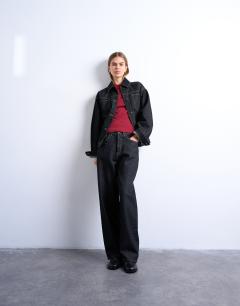 Model wearing Everyday tee in dark red