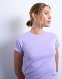 Model wearing Everyday tee in lilac