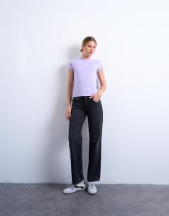 Model wearing Everyday tee in lilac