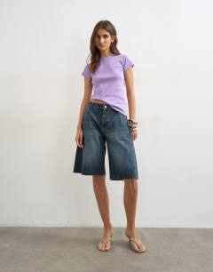 Model wearing Everyday tee in lilac