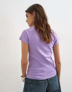 Model wearing Everyday tee in lilac