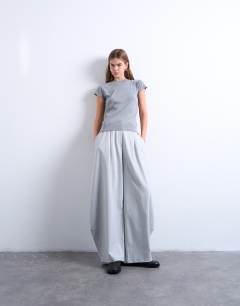 Model wearing Everyday tee in mid grey