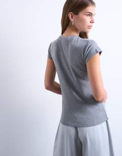Model wearing Everyday tee in mid grey