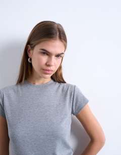 Model wearing Everyday tee in mid grey