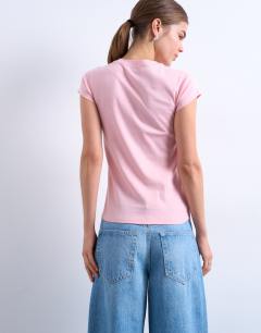 Model wearing Everyday tee in pink