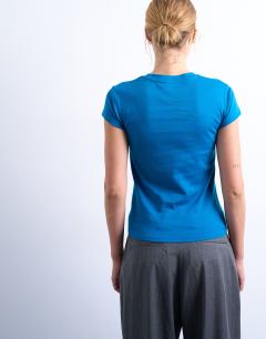 Model wearing Everyday tee in sapphire blue