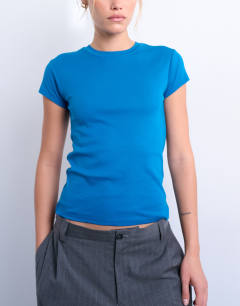 Model wearing Everyday tee in sapphire blue