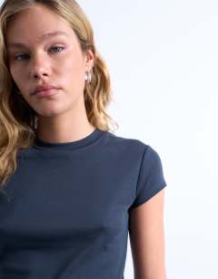 Model wearing Everyday tee in slate