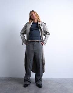 Model wearing Everyday tee in slate