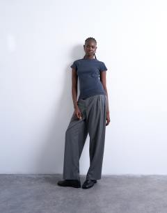 Model wearing Everyday tee in slate