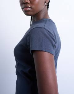 Model wearing Everyday tee in slate
