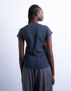 Model wearing Everyday tee in slate
