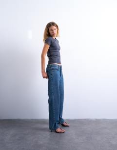 Model wearing Everyday tee in slate