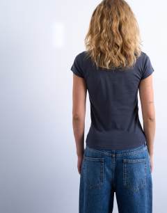 Model wearing Everyday tee in slate