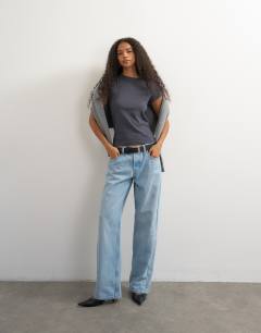 Model wearing Everyday tee in slate