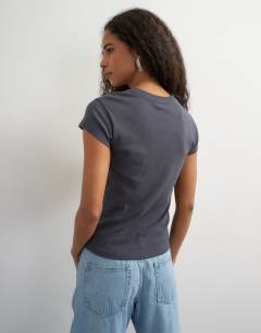 Model wearing Everyday tee in slate